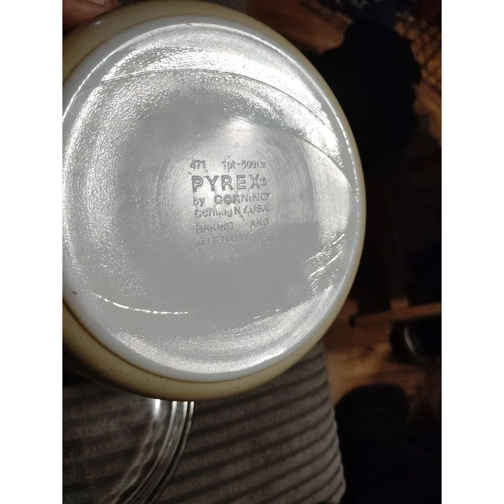 Pyrex 471 Tan Speckled With Lid Perfect condition
